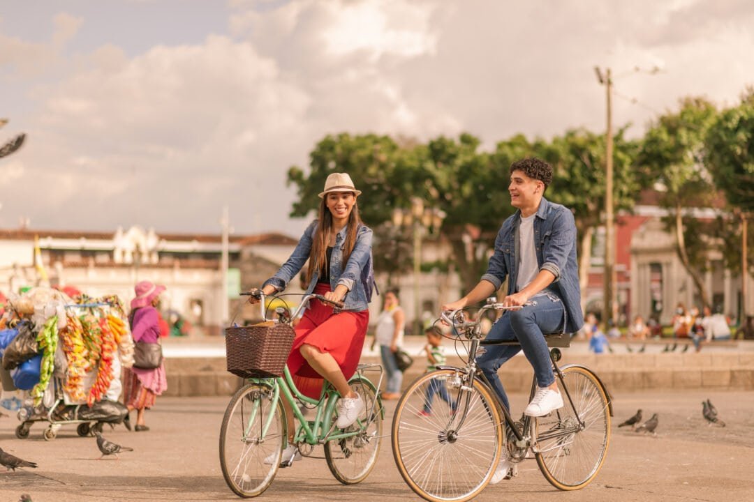 Mujer y Hombre en Bicicleta - Desarrollo social